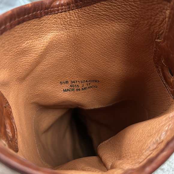 FRYE Women’s Melissa Button Lug Sole Boots - Picture 5 of 5